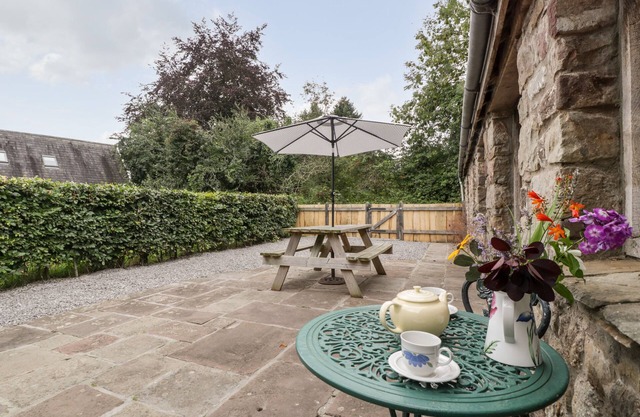 MISTLETOE COTTAGE, pet friendly, character holiday cottage in Usk