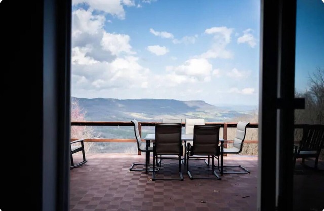 Misty Bluff Cliffside Cabin with Amazing Views from every room!