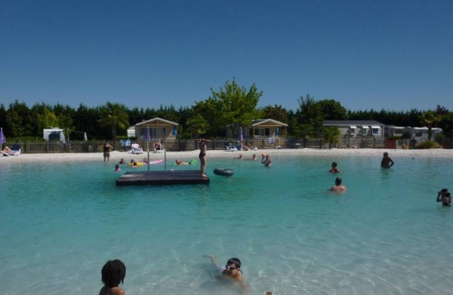 Mobile home 6 pers, on a 4 star campsite, with white sand lagoon