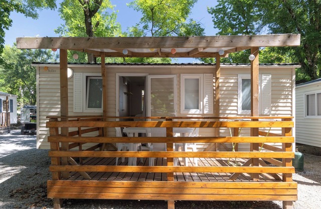 Mobile Home 'Mobil-home C - 1-4 Pers' with Shared Pool, Private Terrace and Shared Garden