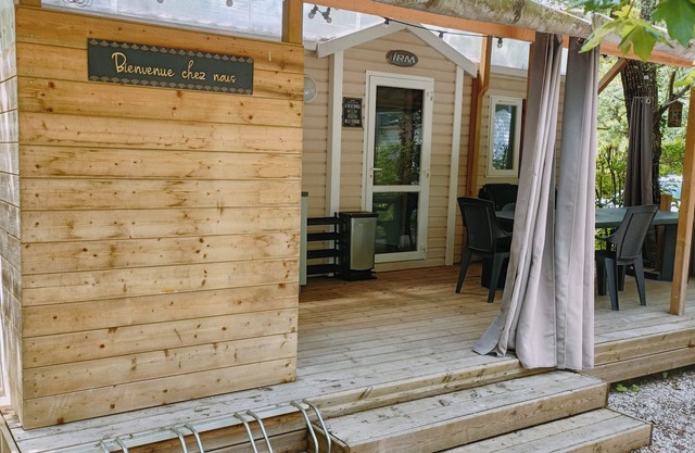 Mobilhome 4-6 pers Drôme Vercors in campsite with swimming pool and river