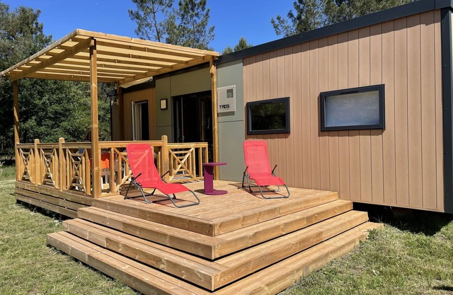 Mobilhome et Terrasse au Coeur de la Foret des Landes Dans un Parc Residentiel