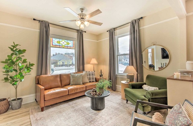 Mod Style home with Private Hot Tub in the heart of Red Lodge