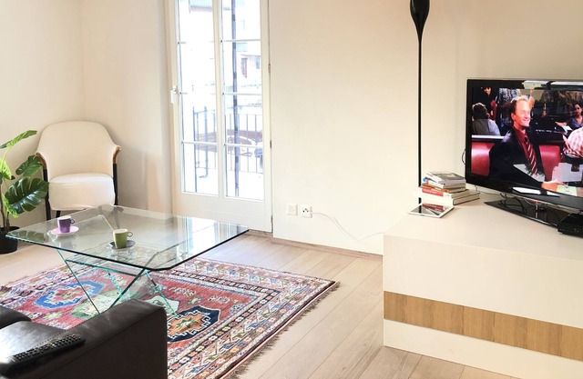 Modern Apartment with balcony -3 Minutes Walk to Lake & Train Station