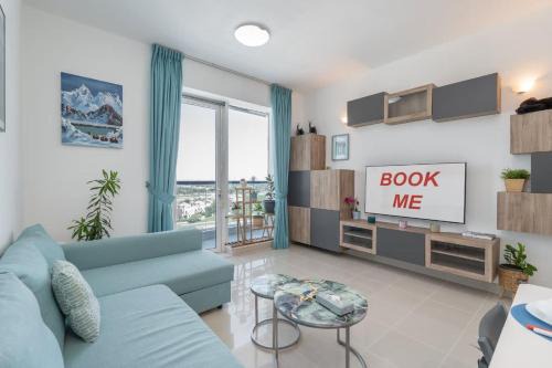Modern 1-Bed with Scenic Golf Course View