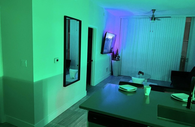 MODERN 1 BEDROOM 1 BATHROOM CONDO NEAR FLL AIRPORT