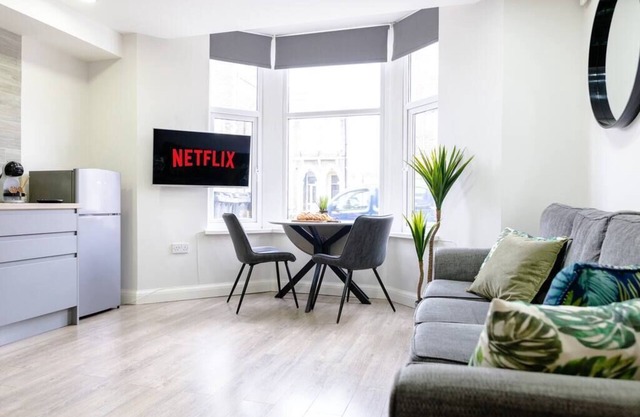 Modern 1 Bedroom Apartment Near City Centre