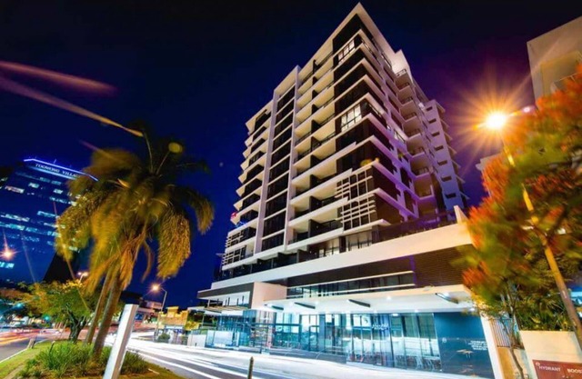 Modern 1-Bedroom Apartment with Parking & Pool in Toowong