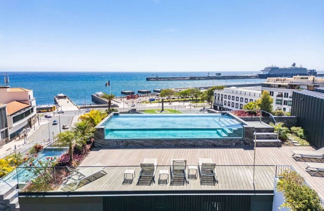 Modern 1-Bedroom w/Private Patio @ Savoy Insular