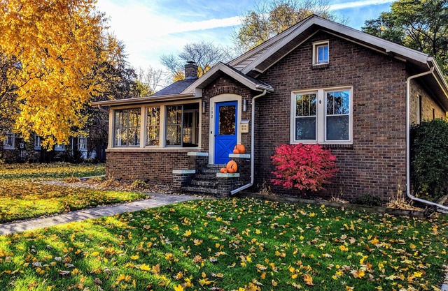Modern 1920's Bungalow ~ 5 Minutes from Lambeau Field