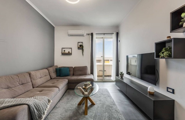 Modern 1BR with Scenic Views & Earthy Vibes