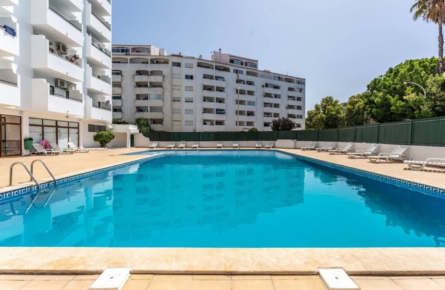 Modern 2 BDR Flat W/Balcony and Pool by LovelyStay