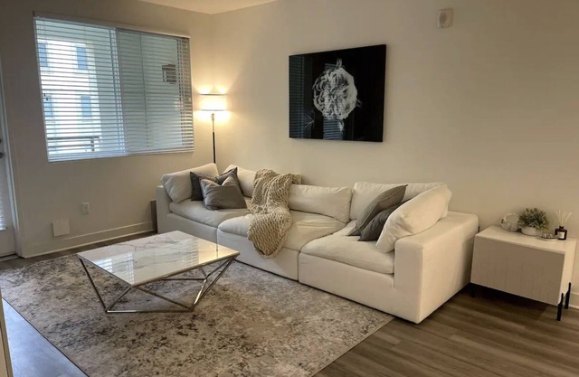 Modern 2 bed/2 bath near Disneyland