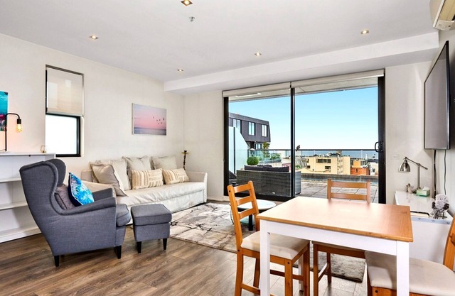 Modern 2-Bed Apartment with Ocean Views and Parking