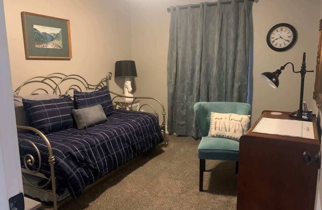 Modern 2 bed condo with office and King size bed !