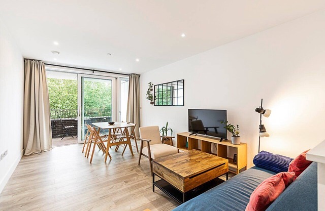 Modern 2-Bed Flat with Terraces in Leyton