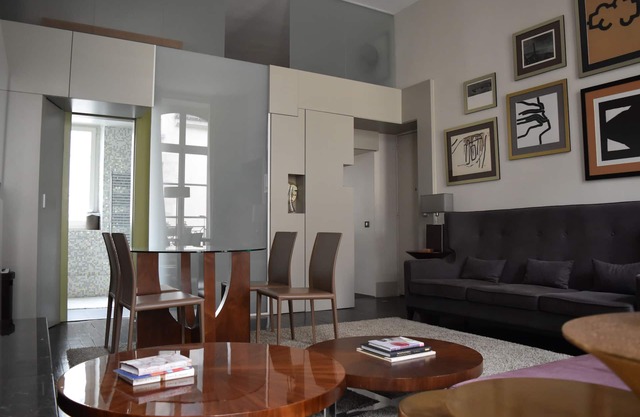 Modern 2-Bedroom Apartment In The Marais, Sleeps 5