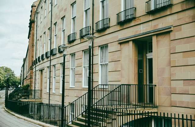 Modern 2 bedroom city centre apartment with parking
