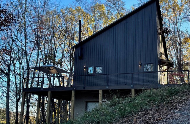Modern 2-bedroom mountain house in brilliant Lansing
