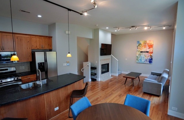 Modern 2 bedroom Townhouse, steps to the Old Market. Ideal Location
