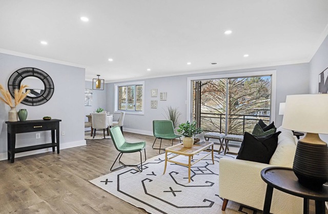 Modern 2-bedroom condo, Walk to metro