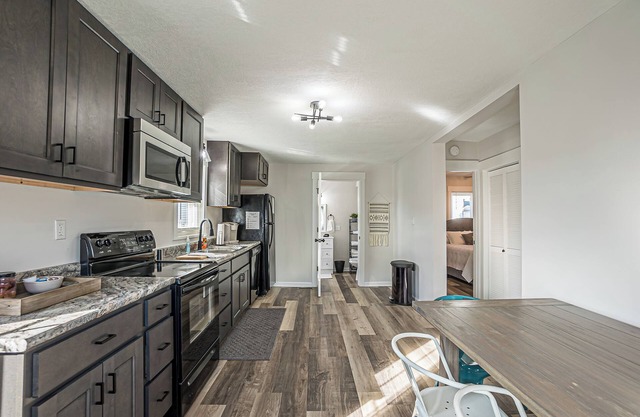 Modern 2 BR Apartment in Troy