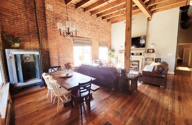 Modern 2 BR w/Rooftop Deck