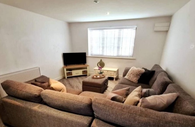 Modern 2BD Family Home with Garden in Beckingham