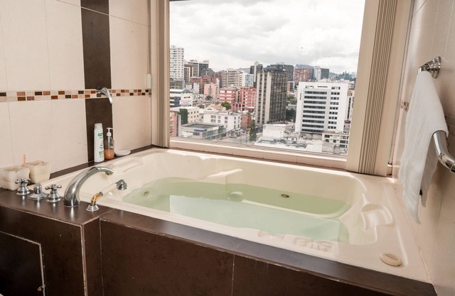 Modern 2bd flat with majestic city views and jacuzzi