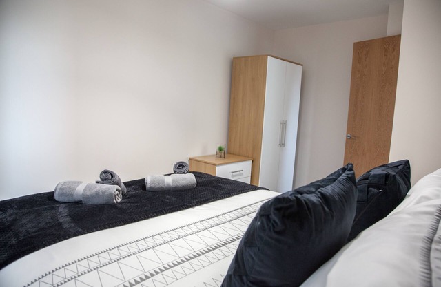 Modern 2BD Apt in Manchester City W/Free Parking