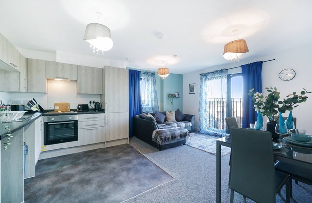 Modern 2BR/2BA Heathrow Apartment + Free Parking