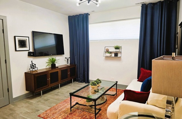 Modern 2BR APT - West Town - Tons to do- Central Location!