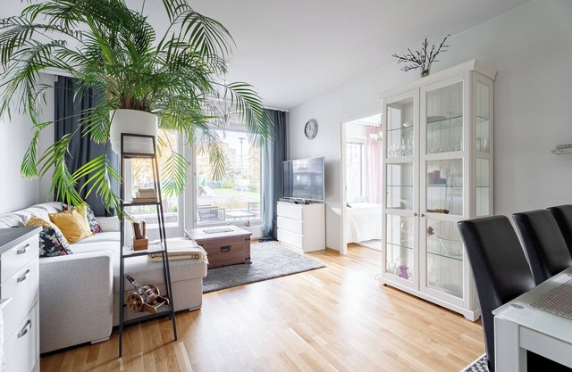 Modern 2BR Apt with Sauna & Free Parking