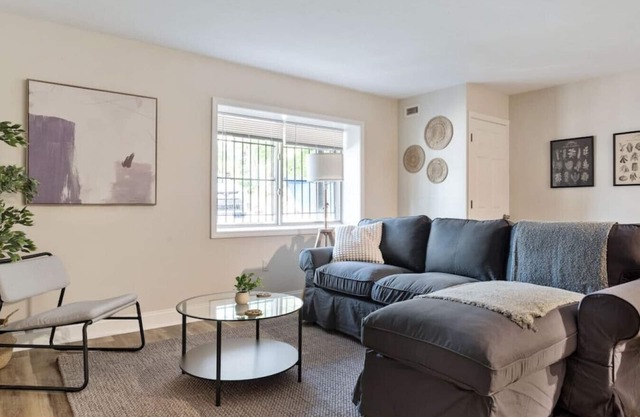Modern 2BR in East Liberty | Queen Beds Parking