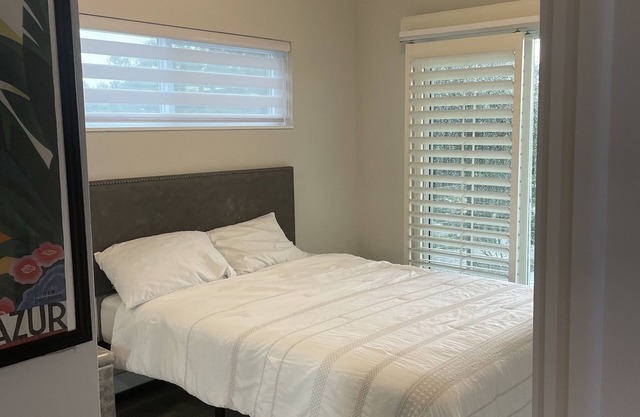 Modern 2BR Lake House in Exclusive Area – No Smoking