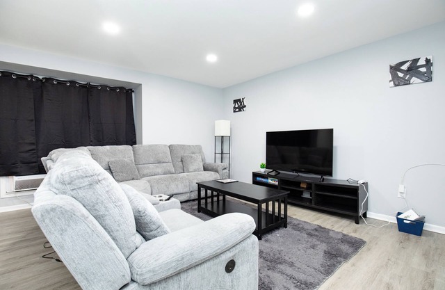Modern 2BR, Unit 1, Yard, Laundry, Smart TV