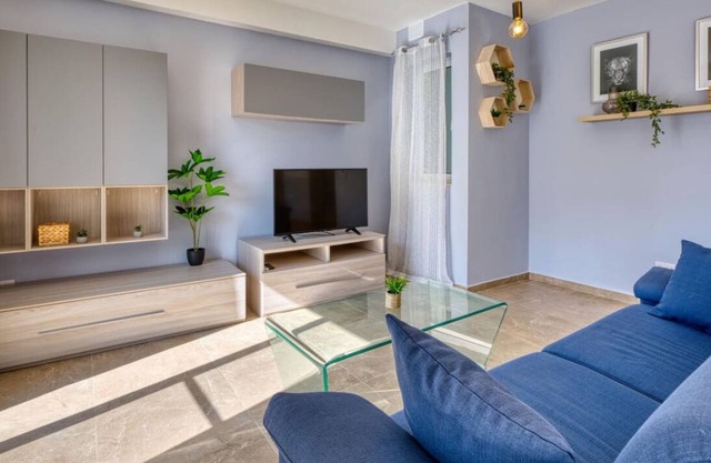 Modern 2BR with Balcony, Steps to Sliema Promenade