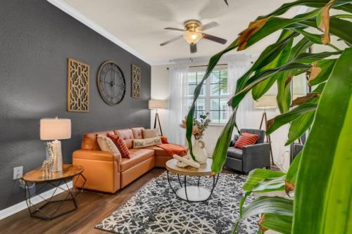 Modern 2br2ba W King Bed, Pools Gym #1