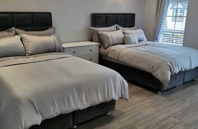 Modern 3-bed Apartment in Magherafelt Sleeps 8