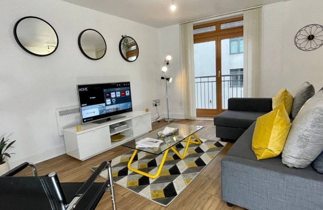 Modern 3-Bed Flat in City Centre, Sleeps 8