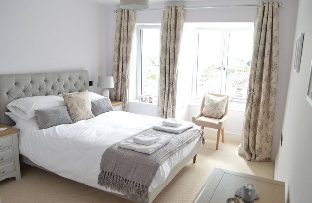 Modern 3-Bed Townhouse, Newquay, Sleeps 6, Beach 300m, 5 min walk to town centre