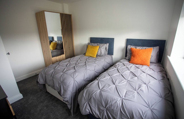 Modern 3-bedroom apartment with WiFi in Newsome- sleeps 6 !