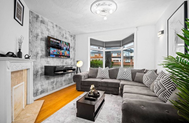 Modern 3 Bedroom House - Parking - Garden