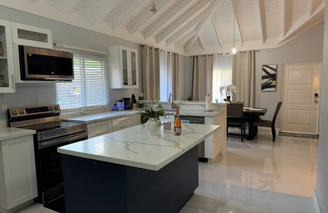 Modern 3-bedroom house in a gated community, free WiFi in beautiful St Ann's Bay