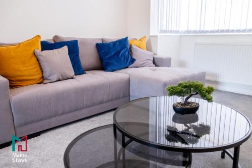 Modern 3 Bedroom Home, 6 beds, free parking, Wi-Fi, Netflix, Near Coventry City Centre & Hospital