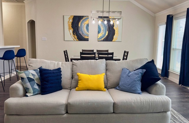 Modern 3 bedroom home for stay! AT&T Stadium, Globe Life Field - TX Rangers.