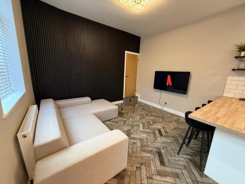 Modern 3 Bedroom house, Walk to Train Town