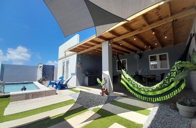 Modern 3-bedroom villa with private pool, great alarm system, WiFi, hot water!