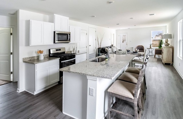 Modern 3-br 2bth house w/WiFi & AC in heart of Gonzales, next to Baton Rouge