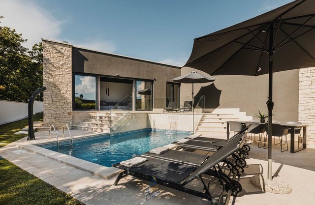 Modern 3-BR villa for 6 with pool, surrounded by pine forest near beach